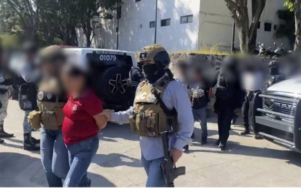 Detienen a tesorera de Temoac, Morelos, con armas y drogas; la vinculan con "Los Aparicio"