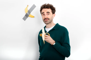 El artista italiano Maurizio Cattelan vendió su obra de un plátano pegado a la pared con cinta adhesiva por 6.2 millones de dólares