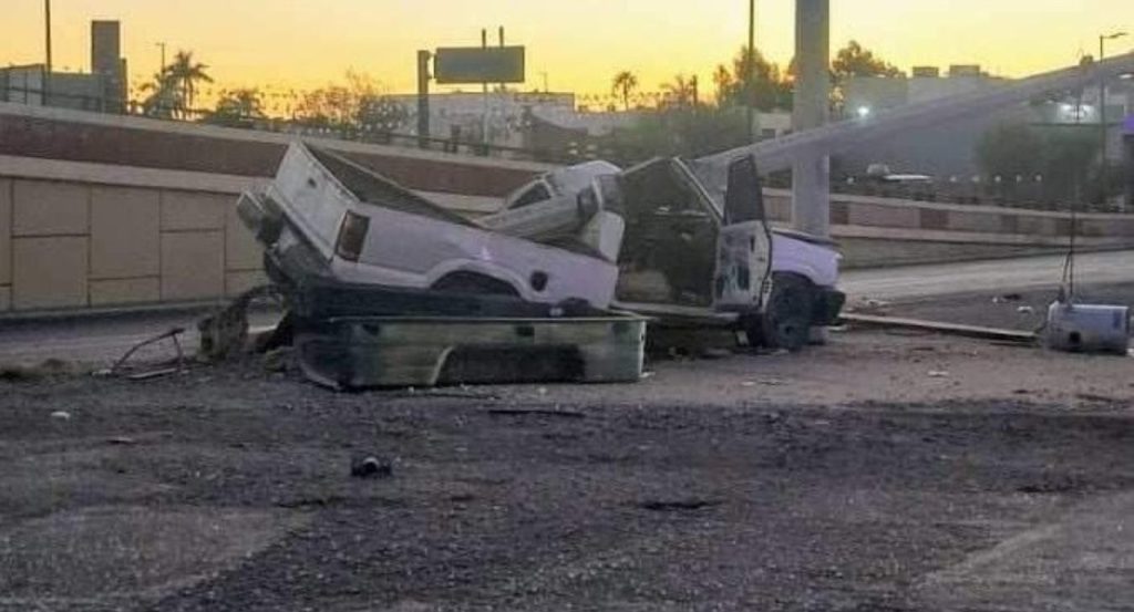 Fuerte choque contra poste de CFE al poniente de Hermosillo: hay 2 lesionados