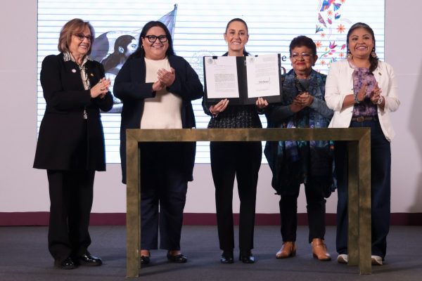 “Las mujeres ya estamos en la Constitución” || Sheinbaum firma decreto sobre igualdad y combate a la violencia contra las mujeres