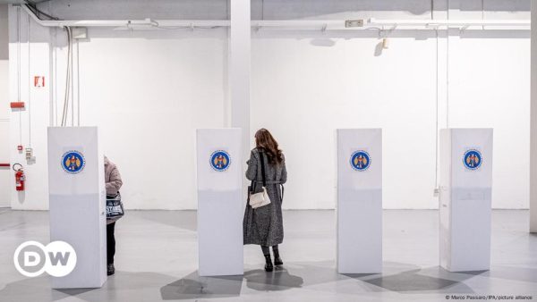 Moldavia abre colegios electorales por balotaje presidencial