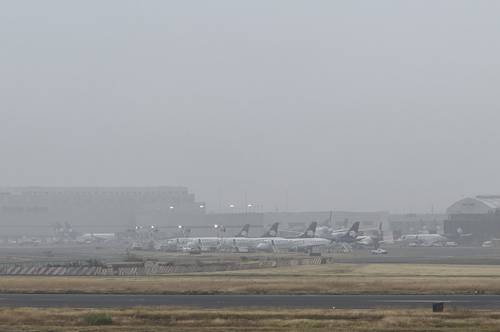 Paralizan operaciones en el AICM