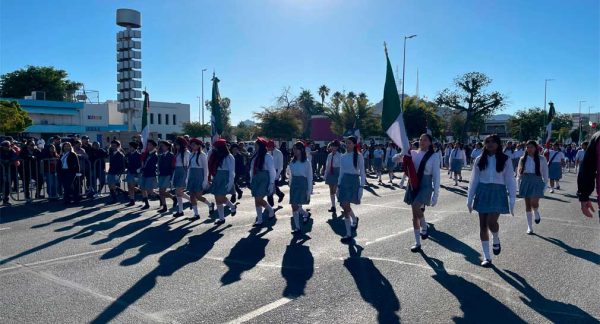 Participan más de 4 mil 900 personas en desfile por el 114 aniversario de la Revolución Mexicana en Hermosillo