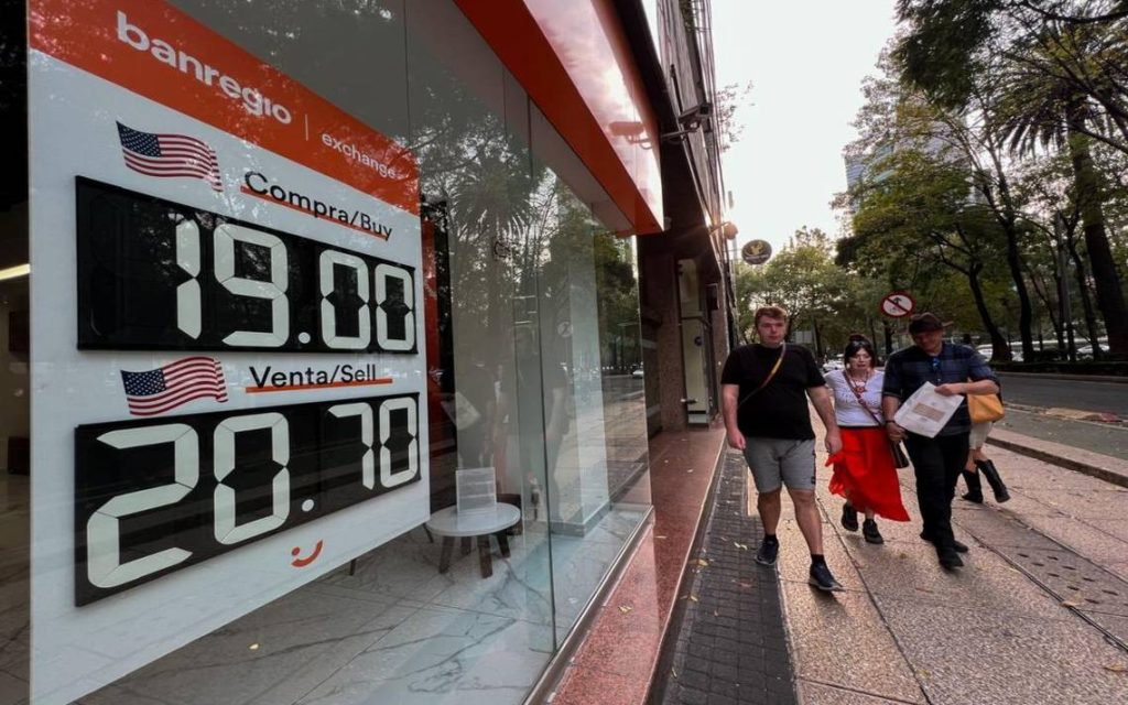 Primeros resultados de la elección en EU ponen nervioso al peso: cae a 20.38 por dólar