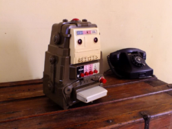 Robot 2-XL, carismático robot ochentero con voz de Juan Arvizu «El Tata»