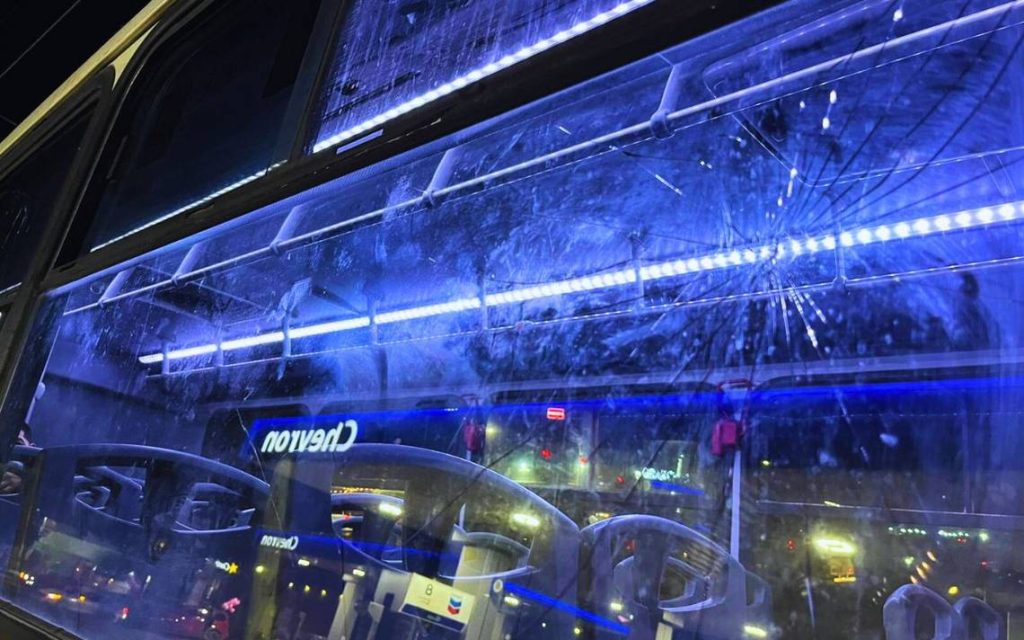 Saldo de un lesionado en una unidad del transporte vandalizada durante Halloween