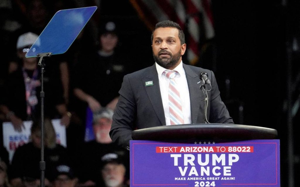 Trump dice que reemplazará al director del FBI con Kash Patel, un crítico de la agencia