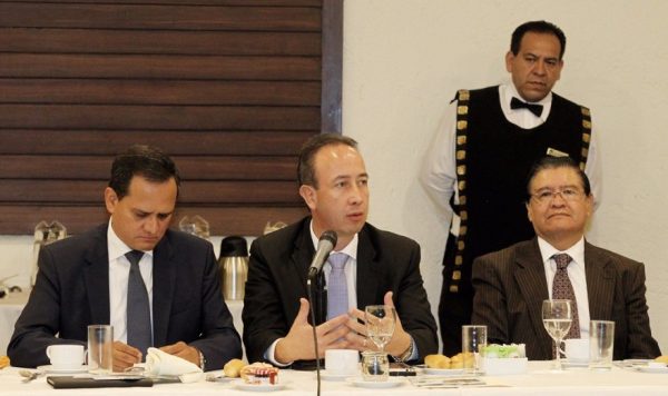 Vinculan a proceso a dos altos funcionarios del SAT de Peña Nieto