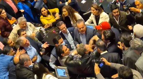 A punto de liarse a golpes, legisladores de Morena y PAN