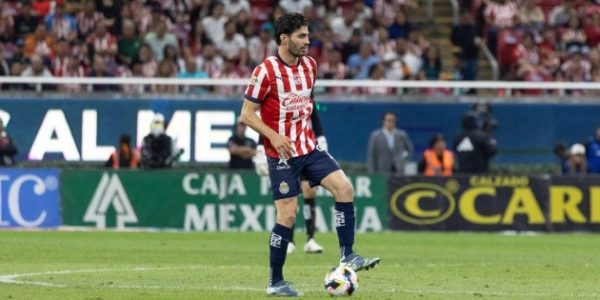 Chivas hace oficial la salida del 'Pollo' Briseño