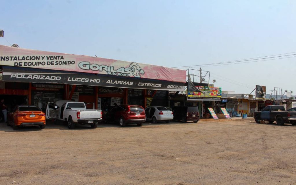 Comerciantes bloquean calles por conflicto con tianguis Héctor Espino