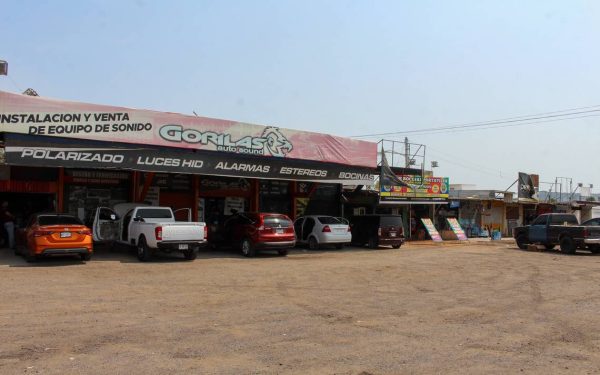 Comerciantes bloquean calles por conflicto con tianguis Héctor Espino