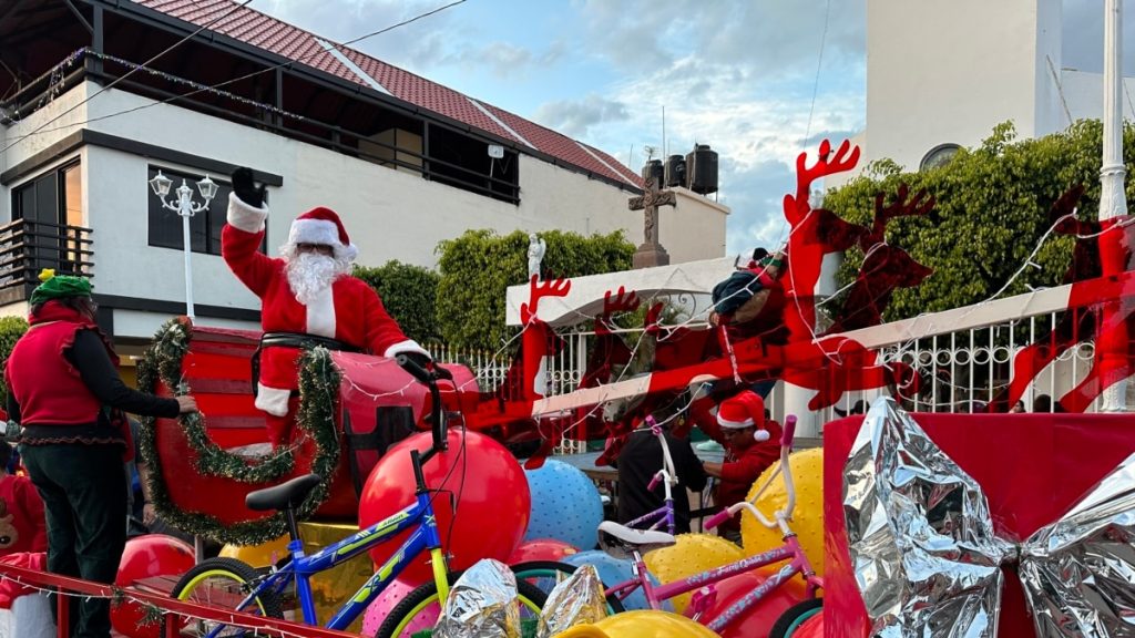 Cómo una caravana de Santa Claus alegra un pueblo de México