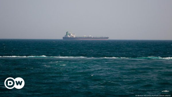 EE.UU. sanciona a 35 entidades y buques por transporte de petróleo iraní