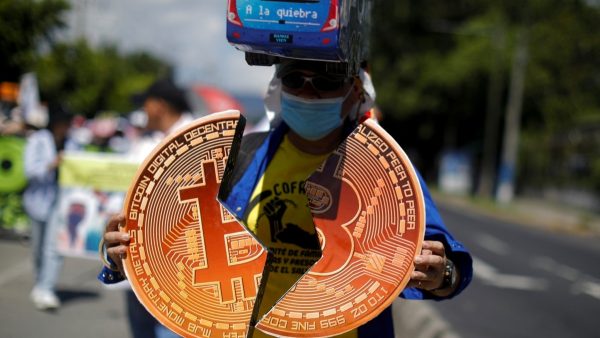 FMI y El Salvador logran acuerdo de financiamiento a cambio de reducir el uso de bitcoin