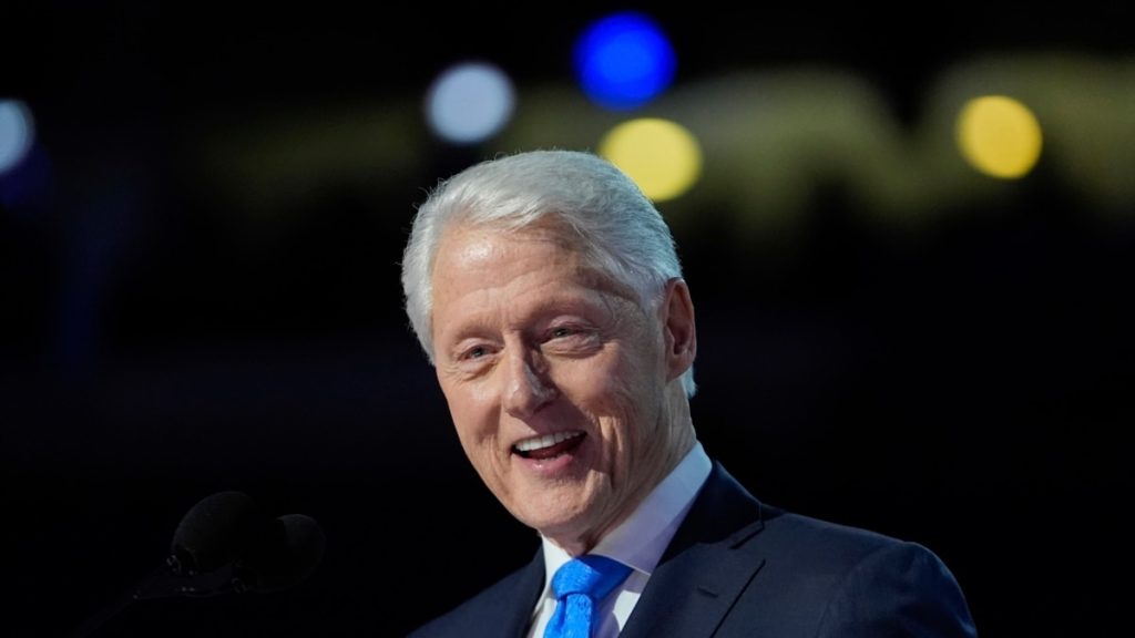 Hospitalizan con fiebre a Bill Clinton, pero está de buen ánimo, dice su portavoz