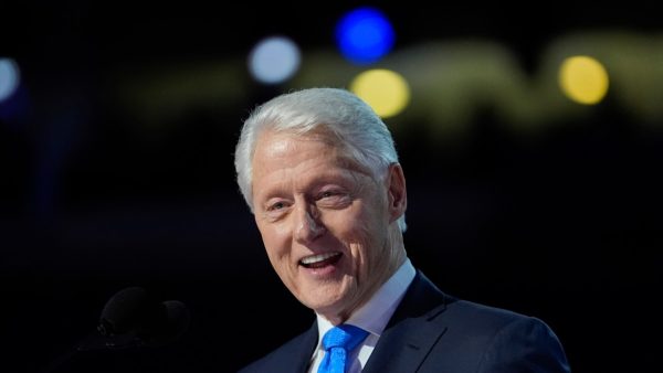 Hospitalizan con fiebre a Bill Clinton, pero está de buen ánimo, dice su portavoz