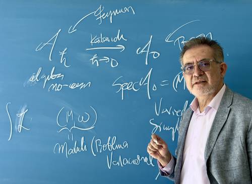 “Las matemáticas dejan de ser aburridas cuando se crea belleza con ellas”