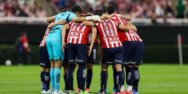 Los zagueros que buscarán consolidarse en la defensa de las Chivas