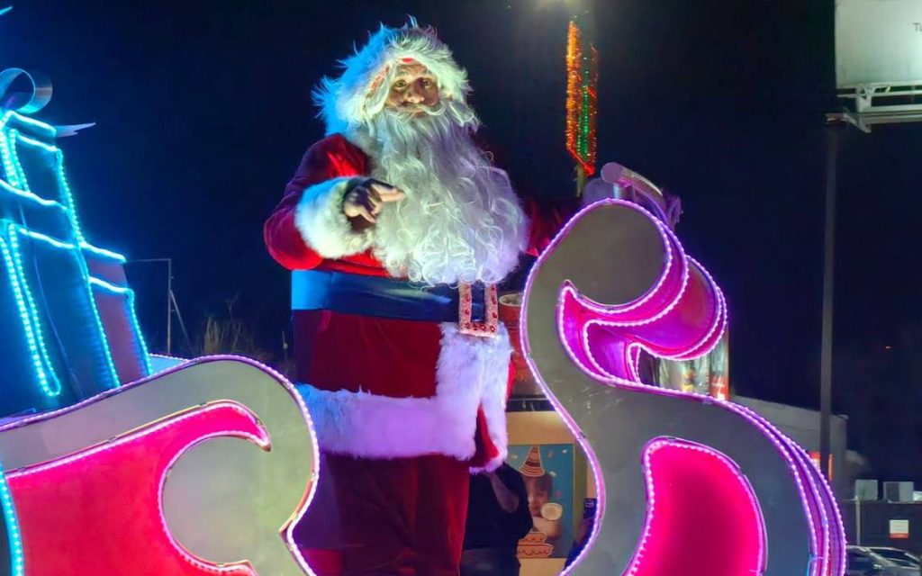 Miles de familias hermosillenses disfrutan de tradicional desfile navideño