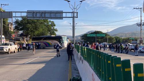Normalistas de Ayotzinapa bloquean Autopista del Sol