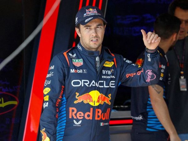 Pese a rumores de su salida de Red Bull, Checo Pérez aparece en la foto oficial de la escudería
