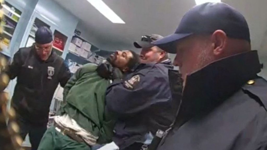 Policías de Nueva York golpean a un preso que murió un día después, según video difundido por fiscalía