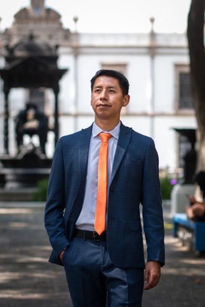 Premian a científico chiapaneco por recupera la ‘cosmos chocolate’, flor que se creía extinta