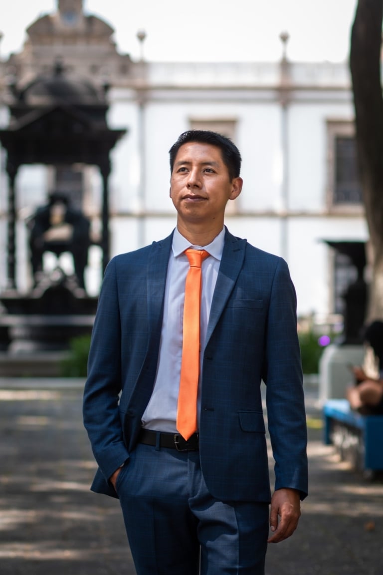 Premian a científico chiapaneco por recupera la ‘cosmos chocolate’, flor que se creía extinta