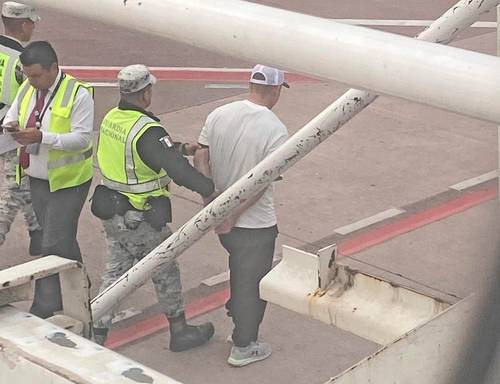 Pretende huir y causa choque