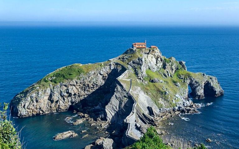 San Juan de Gaztelugatxe, el icónico castillo sobre el mar que se ilumina solo dos veces al año