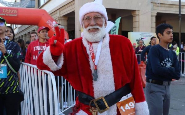 Santa Claus corre Maratón Internacional de Hermosillo