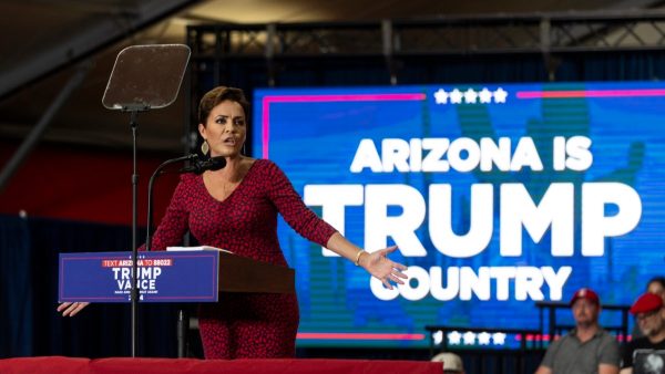 Trump anuncia a Kari Lake como directora de la Voz de América