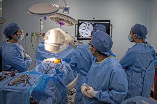 Un reto económico, la operación de pacientes que sufren escoliosis: ONG