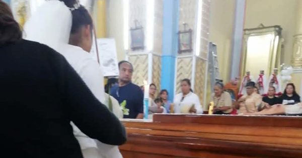 Vestida de novia llega al funeral de su prometido para darle el último adiós
