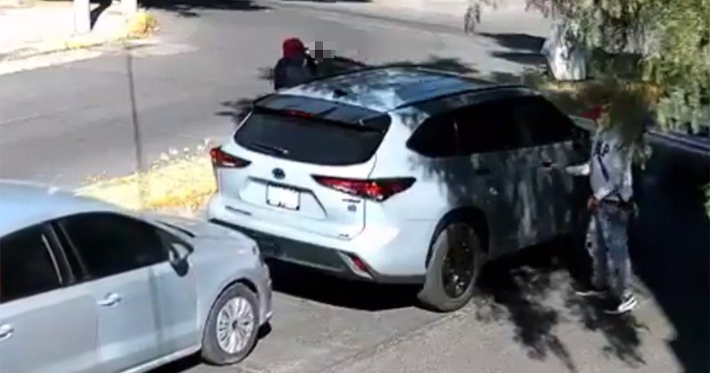 VIDEO: Con extrema violencia roban camioneta a mujer en Naucalpan a plena luz del día