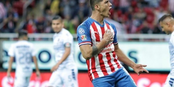 Alan Pulido cerca de regresar a Chivas