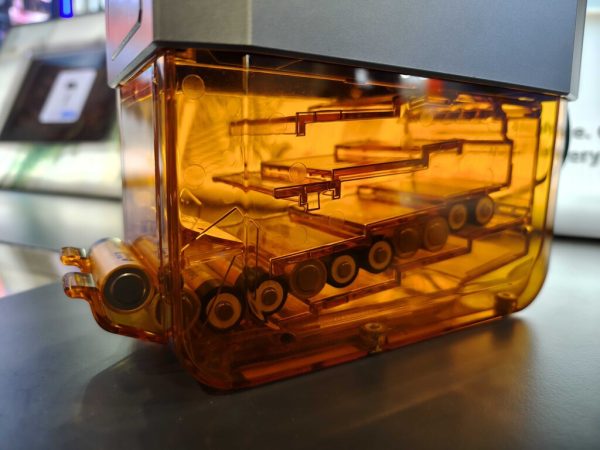 Alguien ha creado un cargador de pilas automático: diseño semitransparente, hasta 32 pilas y control desde la aplicación