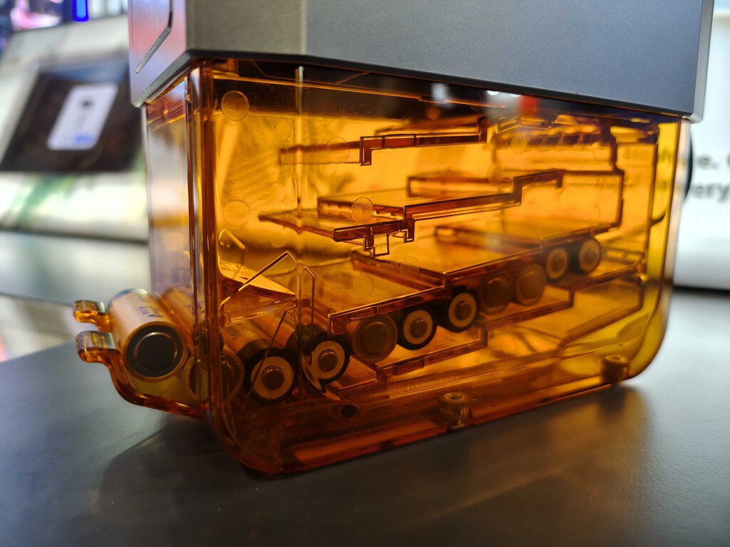 Alguien ha creado un cargador de pilas automático: diseño semitransparente, hasta 32 pilas y control desde la aplicación