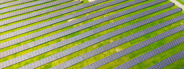 Autoconsumo con paneles de perovskita: cargar tu móvil con tu chaqueta o sombrilla de playa con energía solar