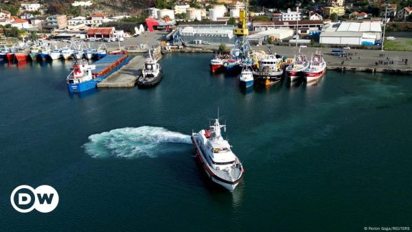 Barco italiano con migrantes llega a Albania como parte de polémico programa