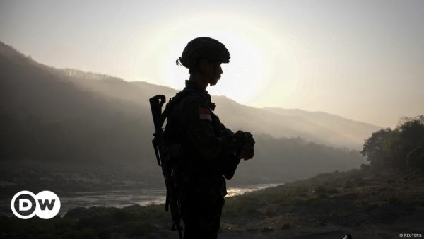 Bombardeo militar mata a 28 mujeres y niños en Birmania