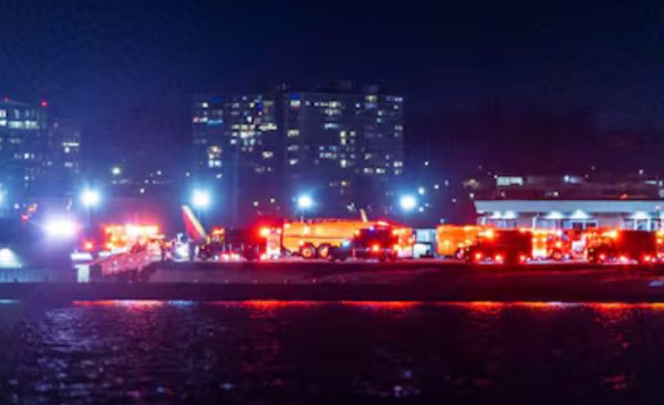 Confirman que no hay supervivientes tras el choque entre un avión y un helicóptero en Washington D.C.