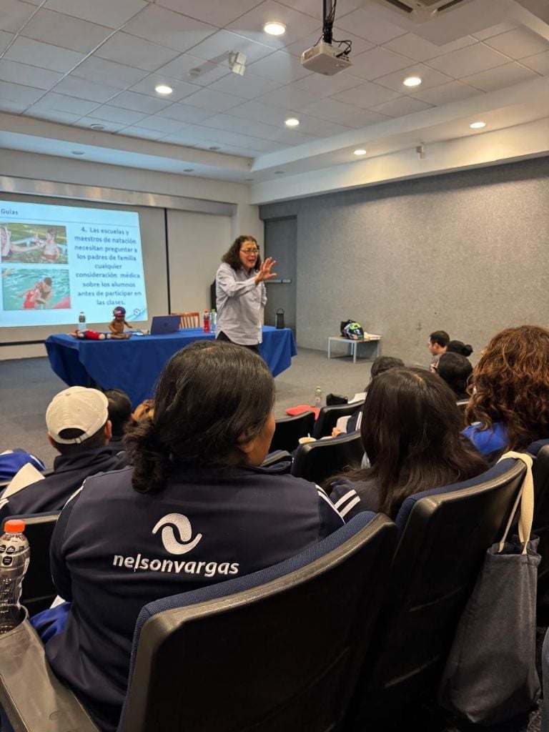 Lourdes “Lulú” Cisneros, reconocida en el mundo acuático, capacita a instructores de Acuática Nelson Vargas