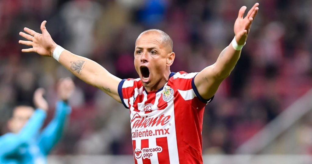 ¡Ni a la banca! 'Chicharito' vuelve a desaparecer con Chivas