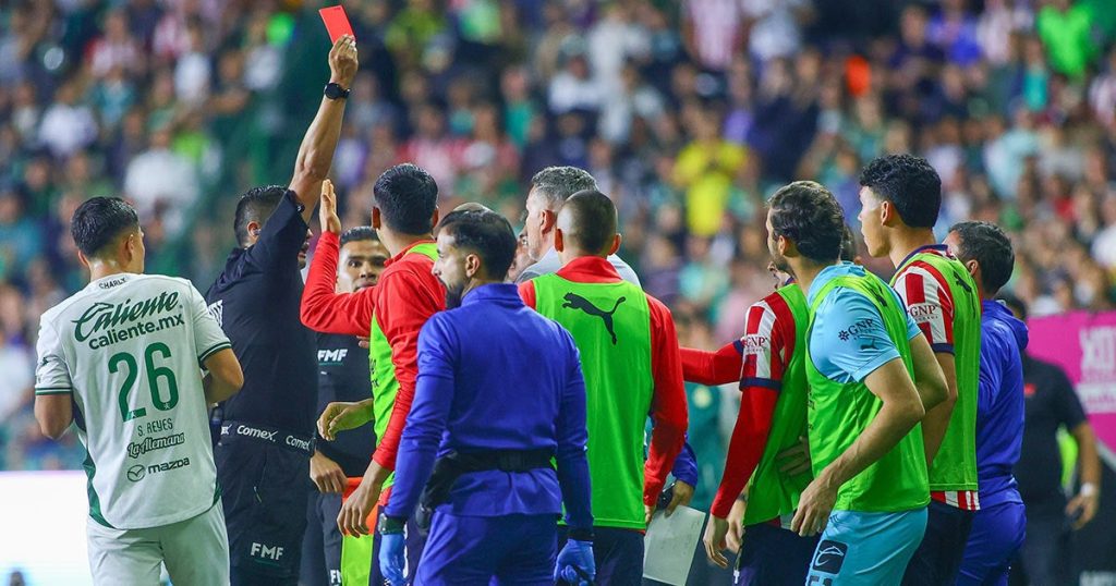 ¡Se volvió loco! Técnico de Chivas lanza patada a James Rodríguez