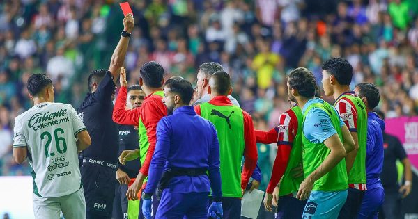 ¡Se volvió loco! Técnico de Chivas lanza patada a James Rodríguez