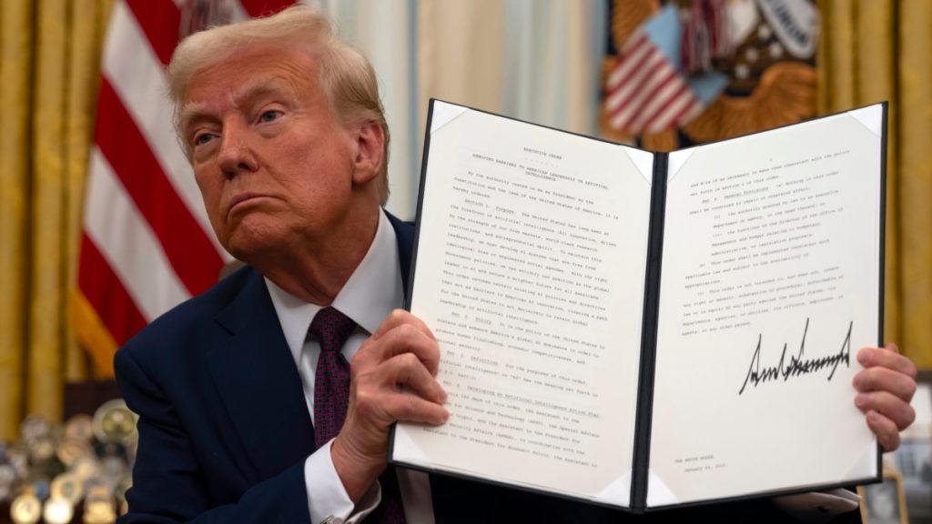 Trump firma órdenes ejecutivas sobre inteligencia artificial, criptomonedas y emite más indultos