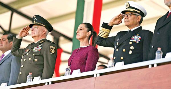 Almirante Raymundo Pedro Morales festeja a la Bandera