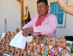 Artesanos realizan «portalitos al inframundo» para vender en Chalcatzingo